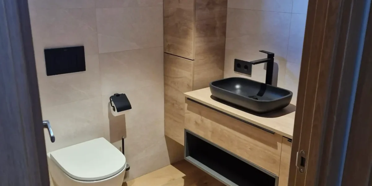Reforma de baño moderno con acabados funcionales y elegantes en construcciones y reformas Mallorca