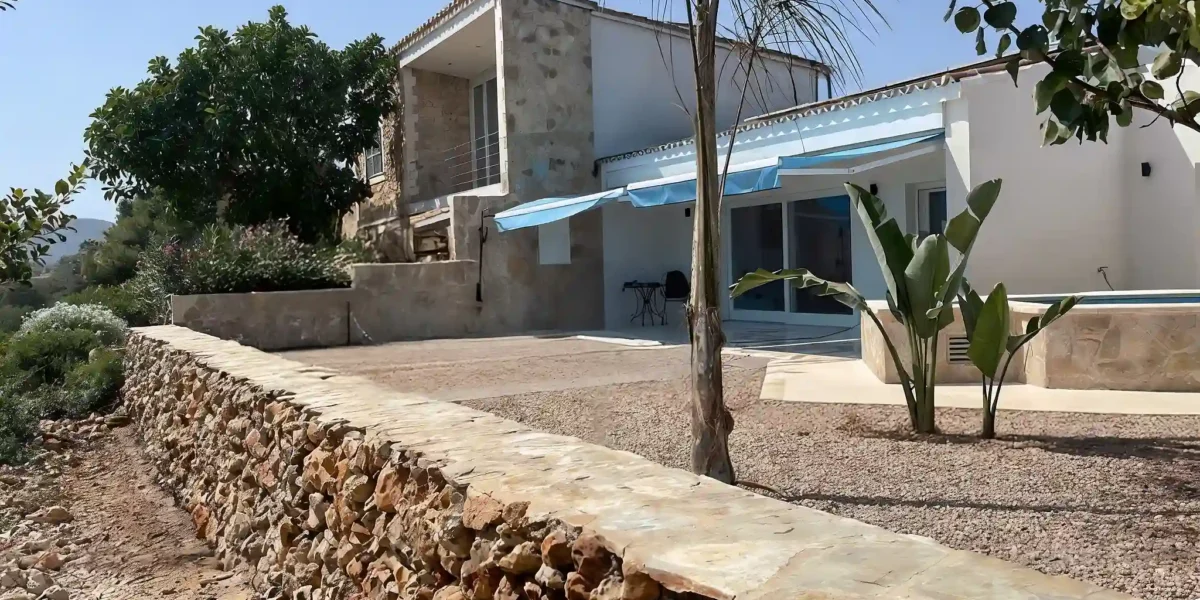 Construcción de muro de piedra tradicional con acabados de alta calidad en construcciones y reformas Mallorca