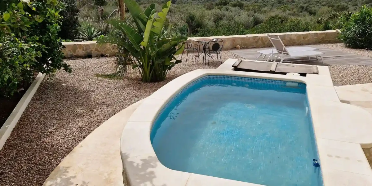 Diseño y construcción de piscina moderna integrada en viviendas de alta calidad en construcciones y reformas Mallorca