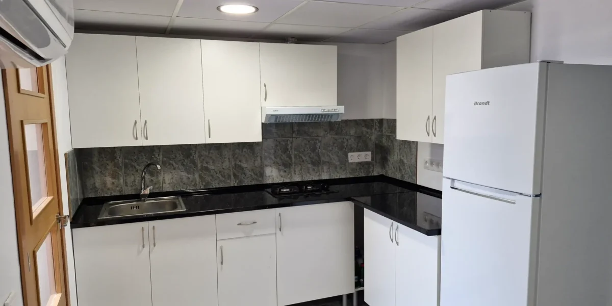 Reforma de cocina moderna y funcional con acabados de alta calidad en construcciones y reformas Mallorca