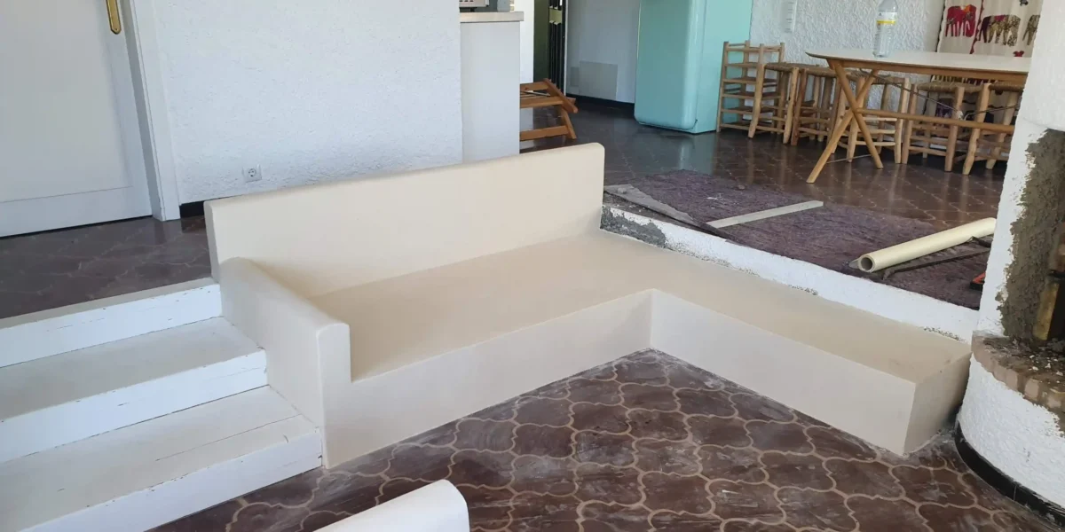 Sofá de piedra blanca rústico y elegante en diseño interior de construcciones y reformas Mallorca