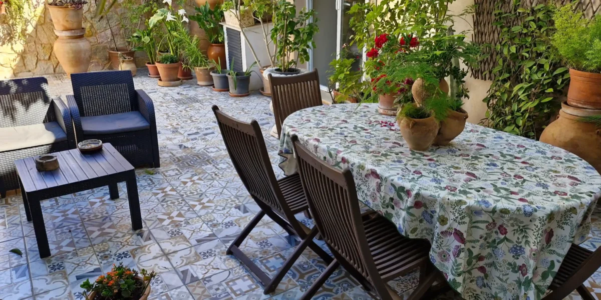 Patio mallorquín tradicional con detalles auténticos en construcciones y reformas Mallorca