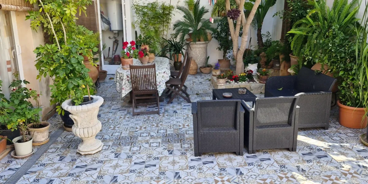 Diseño y rehabilitación de patios mallorquines con encanto tradicional en construcciones y reformas Mallorca