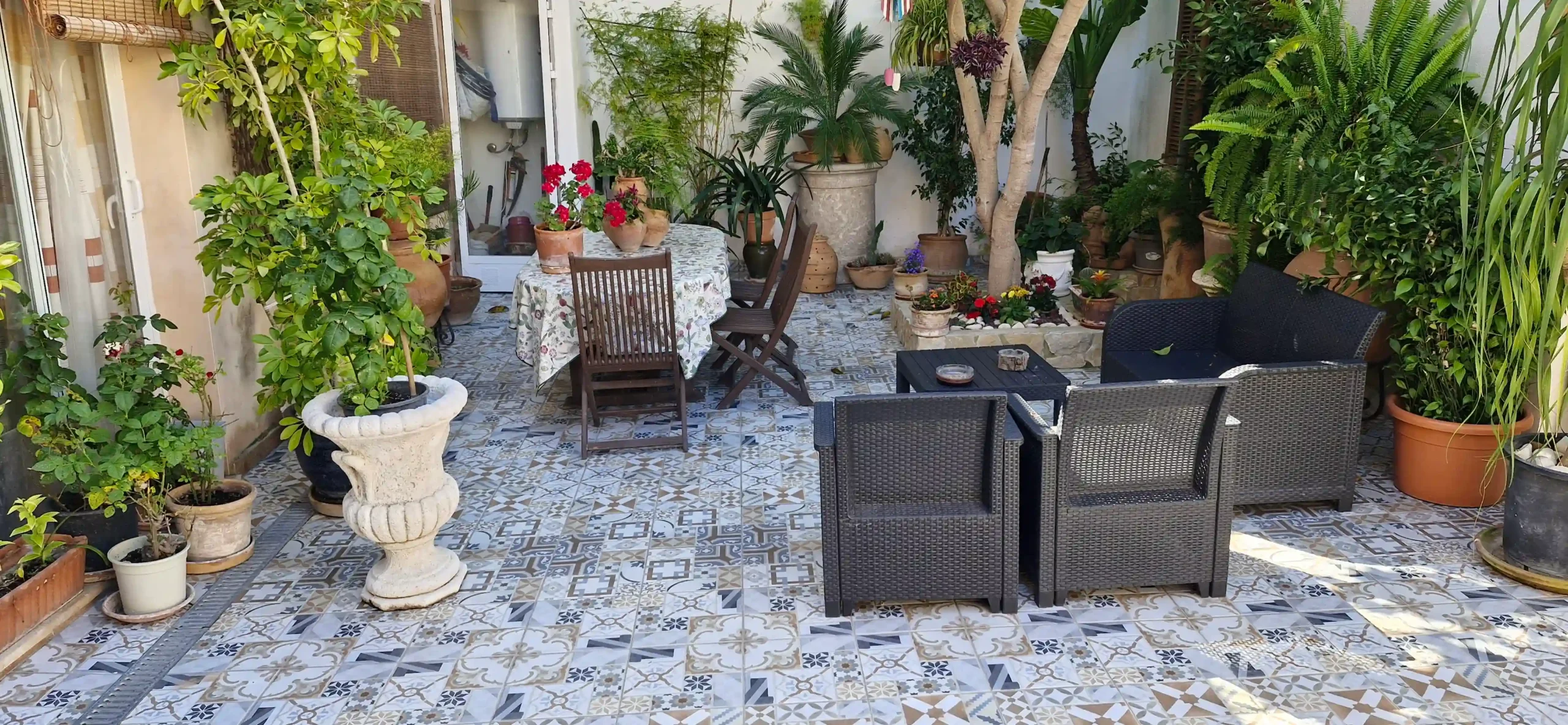 Diseño y rehabilitación de patios mallorquines con encanto tradicional en construcciones y reformas Mallorca